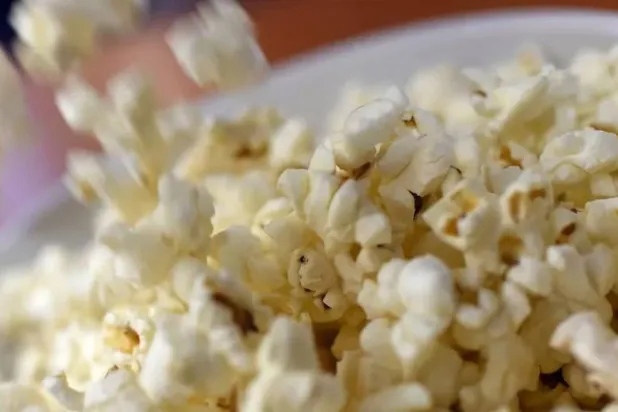 الفشار غني بالألياف لكنه يحتوي أيضاً على نسبة عالية من الملح والدهون غير الصحية (أ.ف.ب)