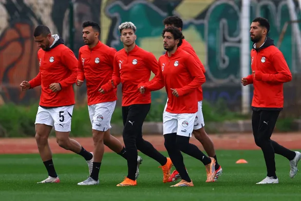 لاعبو مصر خلال استعداداتهم لملاقاة نيجيريا (رويترز)