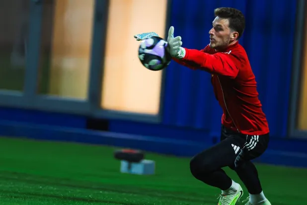 بينتو خلال تدريبات النصر الأخيرة (موقع النادي)