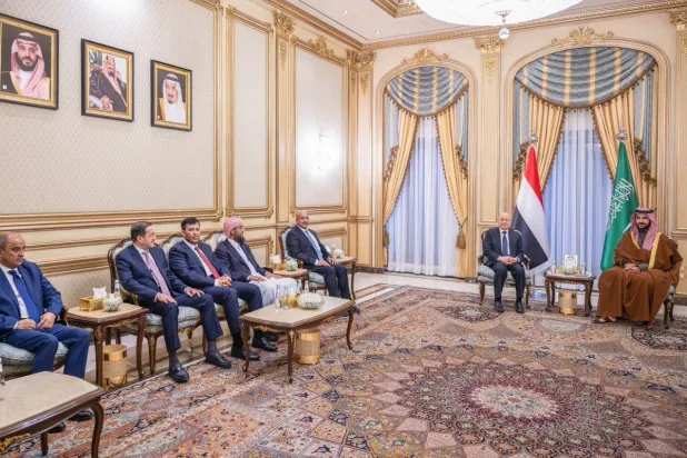 أعضاء مجلس القيادة الرئاسي اليمني خلال لقاء مع وزير الدفاع السعودي خالد بن سلمان (سبأ)