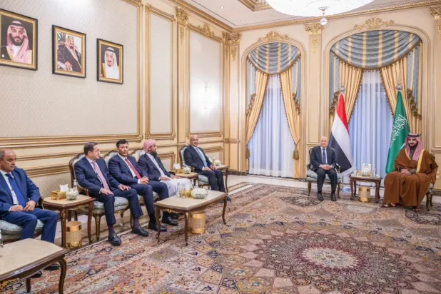 Yemen Cumhurbaşkanlığı Liderlik Konseyi üyeleri, Suudi Arabistan Savunma Bakanı Halid bin Selman ile bir görüşmede (Saba)