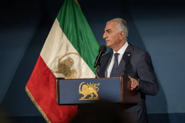 Rıza Pehlevi dün Washington'da düzenlediği basın toplantısında (DPA)