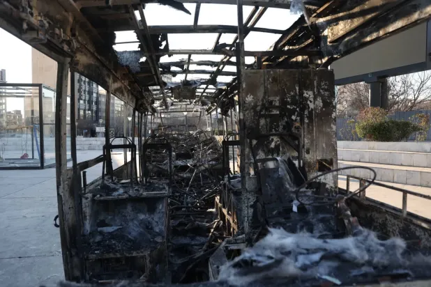 Tahran'da düzenlenen protestolar sırasında yanmış bir otobüs (Reuters)