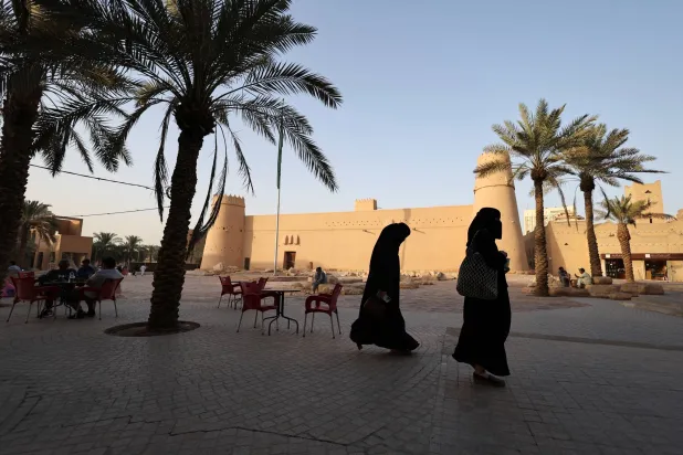 نساء يمشين أمام متحف قصر المصمك في الرياض (أ.ف.ب)