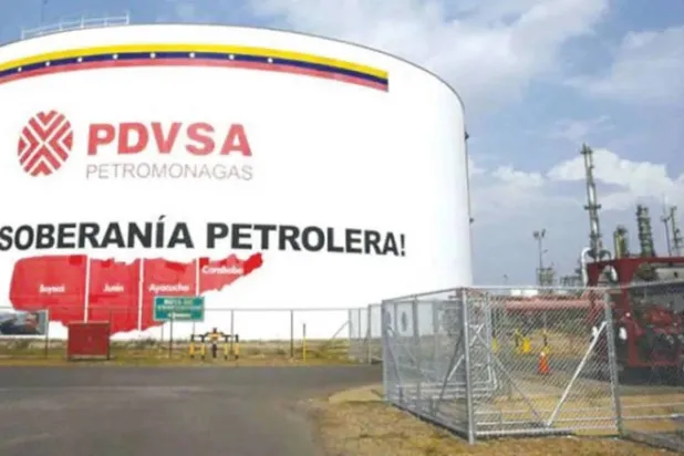 صهريج لتخزين النفط تابع لشركة «بتروليوس دي فنزويلا» (رويترز)