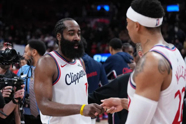 جيمس هاردن قاد كليبرز للفوز على رابتورز (رويترز)