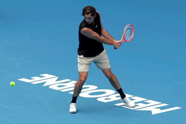 الأميركي تيلور فريتز يستعد لأستراليا المفتوحة (أ.ف.ب)