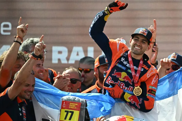 الأرجنتيني لوسيانو بينافيدس يحتفل بفوزه برالي داكار السعودية (أ.ف.ب)