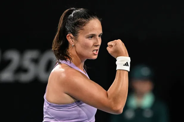 داريا كاساتكينا تستعد لدورة أستراليا (أ.ف.ب)