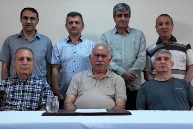 زعيم «حزب العمال الكردستاني» عبد الله أوجلان كما ظهر في رسالة فيديو يوم 9 يوليو 2025 دعا فيها أعضاء الحزب لإلقاء الأسلحة والإعلان عن الانتقال إلى النضال الديمقراطي في إطار قانوني (أ.ف.ب)