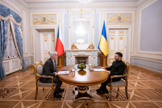 زيلينسكي مع رئيس جمهورية التشيك بيتر بافيل في كييف (أ.ف.ب)