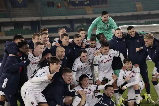 احتفالية لاعبي بولونيا بالفوز على فيرونا في ملعبه (إ.ب.أ)