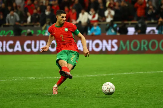 قائد المنتخب المغربي ونجمه الأبرز أشرف حكيمي (رويترز)