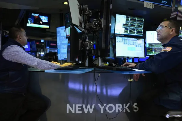 مثل كثير من الأثرياء يشتري ترمب سندات بانتظام ضمن محفظته الاستثمارية (أ.ب)