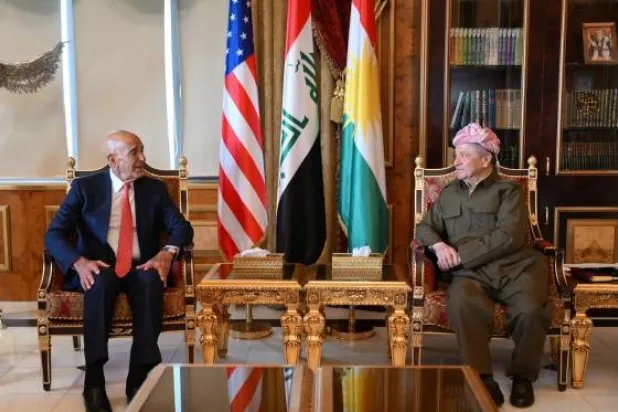 الزعيم الكردي مسعود بارزاني خلال استقباله سفير الولايات المتحدة لدى تركيا توماس براك في مدينة بيرمام (مصيف صلاح الدين) بمحافظة أربيل السبت (الحزب الديمقراطي الكردستاني)