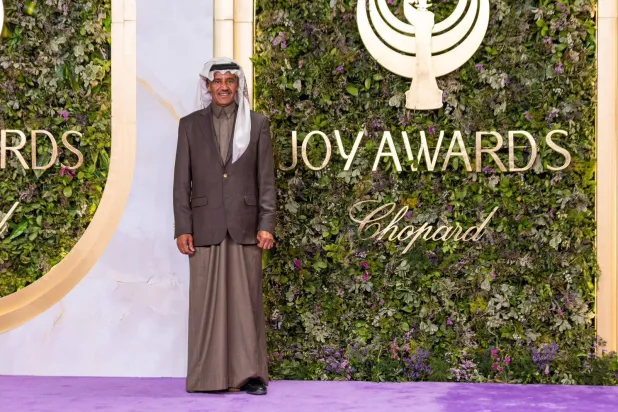 الفنان السعودي خالد عبد الرحمن في مقدمة الواصلين إلى مقر الحفل (هيئة الترفيه)