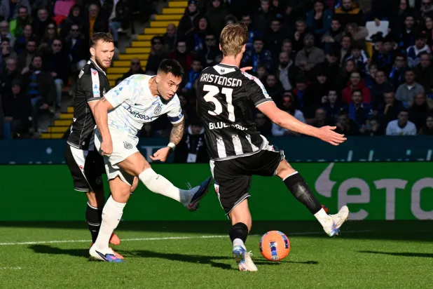 لاوتارو مارتينيز لحظة تسجيله هدف الفوز لإنتر ميلان (رويترز)