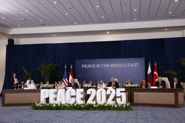 الرئيس المصري ونظيره الأميركي خلال توقيع وثيقة وقف الحرب في غزة بمدينة شرم الشيخ المصرية في أكتوبر الماضي (إ.ب.أ)