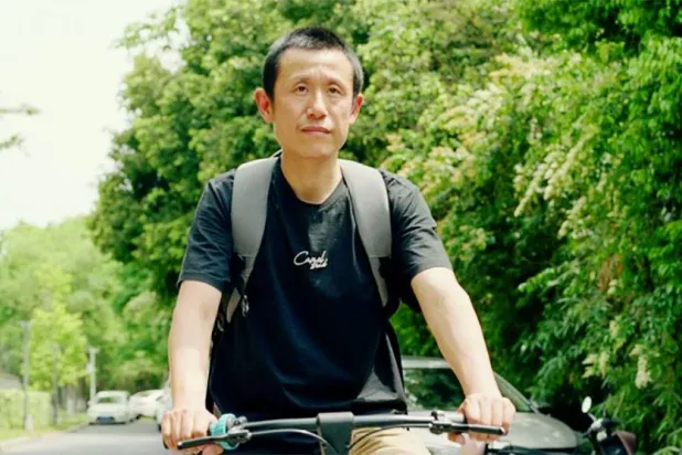 «حياتي كعامل توصيل في بكين» تكشف الوجه المظلم للمعجزة الاقتصادية