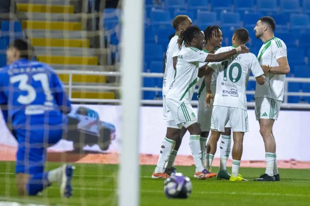 لاعبو الأهلي يحتفلون بهدف الفوز على الخلود (تصوير: سعد الدوسري)