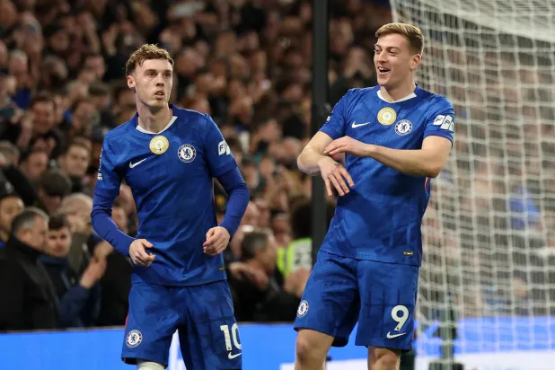 كول بالمر (يسار) يحتفل بهدف تشيلسي الثاني في برينتفورد (إ.ب.أ)