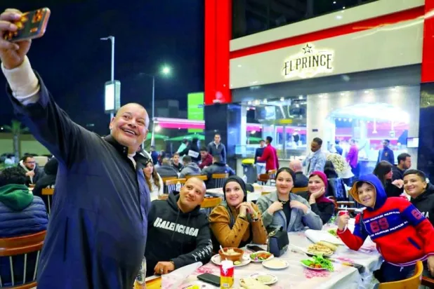 ناصر البرنس يلتقط صورة مع أسرة (صفحة ناصر البرنس)