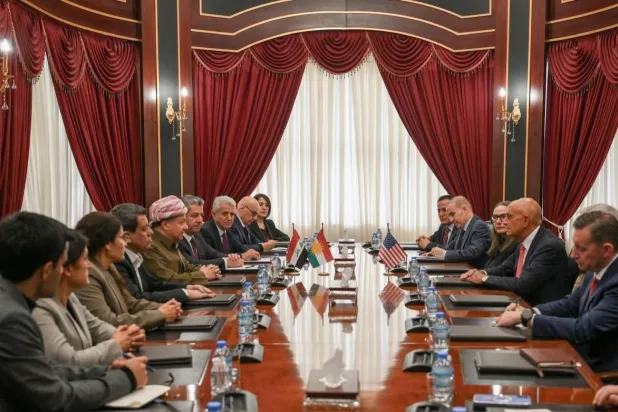 الزعيم الكردي مسعود بارزاني وإلى جانبه مظلوم عبدي خلال المحادثات مع سفير الولايات المتحدة لدى تركيا توماس براك في مدينة بيرمام (مصيف صلاح الدين) بمحافظة أربيل السبت (الحزب الديمقراطي الكردستاني)