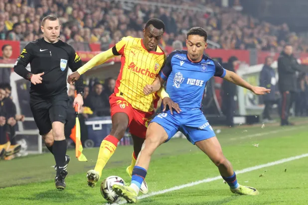 النجم السعودي سعود عبد الحميد قاد لانس للفوز والصدارة (أ.ف.ب)