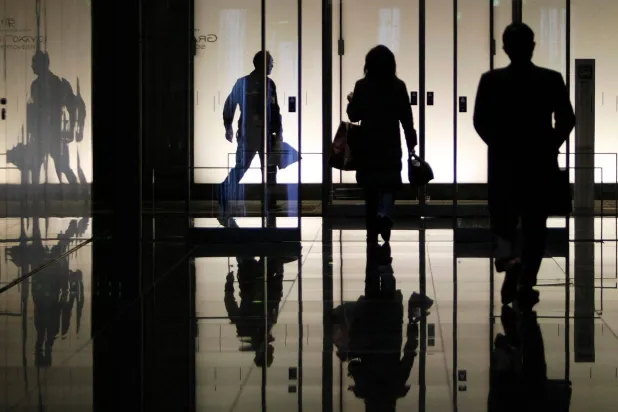 يمكن لتدخل الإدارة أن يفسد بيئة العمل (رويترز)