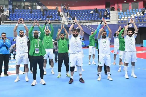 لاعبو «أخضر اليد» يحتفلون مع جماهيرهم بعد نهاية المباراة (الاتحاد السعودي لكرة اليد)