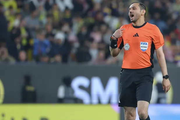 الحكم الهويش خلال إدارته مباراة النصر والشباب (تصوير: عبدالعزيز النومان)