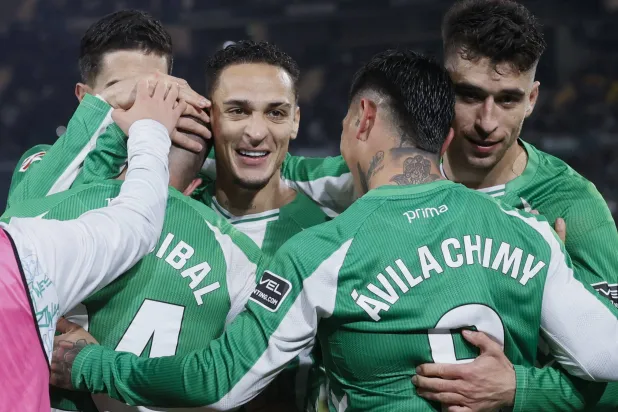 لاعبو ريال بيتيس يحتفلون بالهدف الثاني (إ.ب.أ)