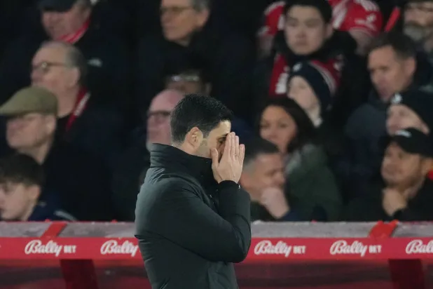 أرتيتا متفاعلا مع أحداث المباراة (أ.ب)