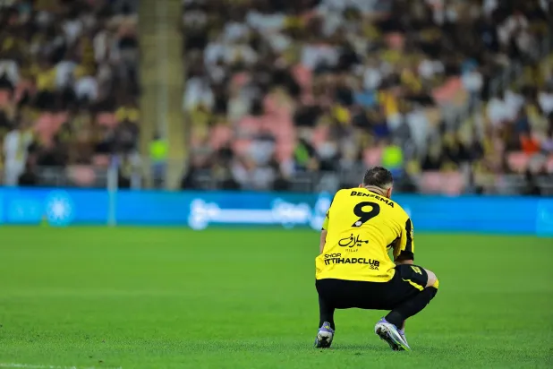 بنزيمة متاثرا بعد الخسارة الأخيرة أمام الاتفاق (تصوير: محمد المانع)