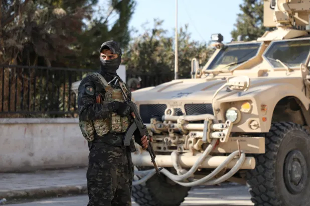 عنصر من «قوات سوريا الديمقراطية» في دير حفر بسوريا (رويترز)