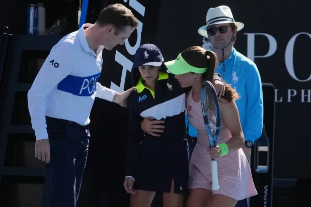  Zeynep Sonmez of Türkiye and umpire Chase Urban help a ball kid who fainted, from the court during her first round match against Ekaterina Alexandrova of Russia at the Australian Open tennis championship in Melbourne, Australia, Sunday, Jan. 18, 2026. (AP) 