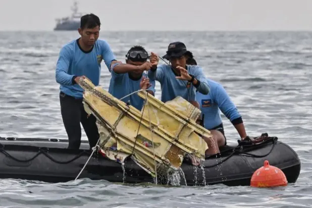 غواصون في «البحرية الإندونيسية» يبحثون عن حطام طائرة منكوبة بحادث سابق (أرشيفية - أ.ف.ب)