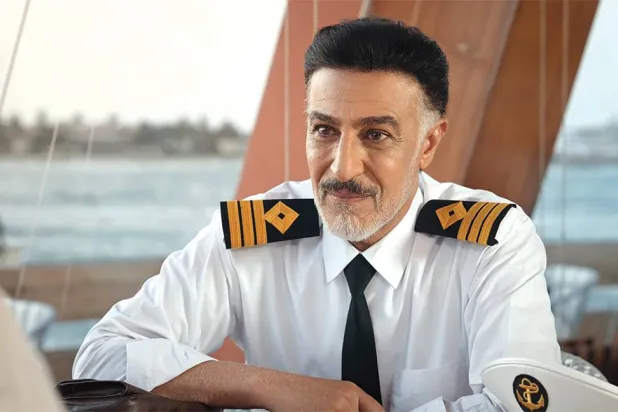 عبد المحسن النمر في مشهد من مسلسل «المرسى» الذي فاز عنه بجائزة «جوي أوردز» (شاهد)