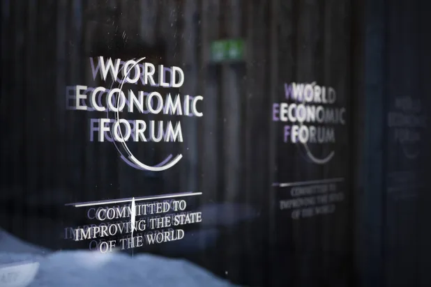 شعار المنتدى الاقتصادي العالمي قبل انعقاد الاجتماع السنوي للمنتدى في دافوس (إ.ب.أ)