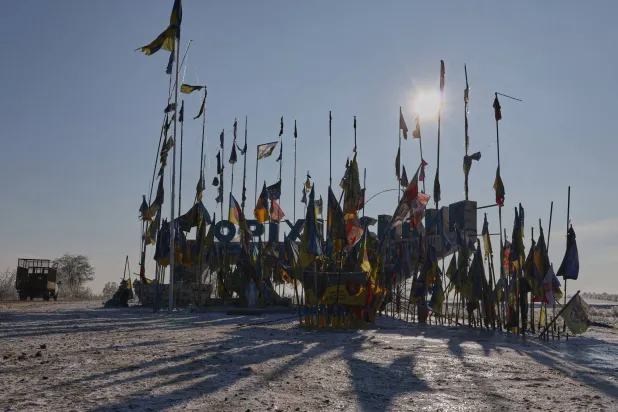  This photo, provided by Ukraine's 65th Mechanized Brigade press service, shows a regional border stele decorated with national flags and military unit emblems in Orikhiv district in the Zaporizhzhia region, Ukraine, Tuesday, Jan. 13, 2026. (Andriy Andriyenko/Ukraine's 65th Mechanized Brigade via AP) 