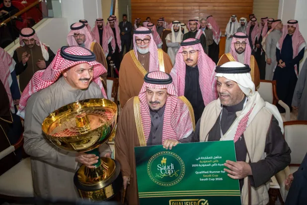 الأمير فيصل بن بندر لحظة تتويج الجواد «مهلي» بالكأس وتسليمه للمدرب ثامر الديحاني (نادي سباقات الخيل)