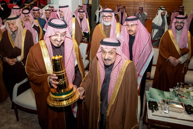 أمير منطقة الرياض يسلّم الكأس إلى الأمير فيصل بن خالد بعد تتويج الجواد «ذياف» (نادي سباقات الخيل)