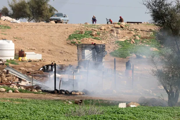 عائلات بدوية فلسطينية تفكك خيامها في رأس عين العوجا استعداداً للمغادرة بسبب تصاعد هجمات المستوطنين الإسرائيليين (إ.ب.أ)