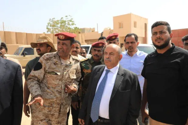 عضو «مجلس القيادة الرئاسي» سالم الخنبشي يتفقد المواقع المتضررة في مطار الريان (سبأ)