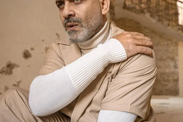 عادل تحدث عن تحمسه لدوره في مسلسل «ميد تيرم» (حسابه على فيسبوك)