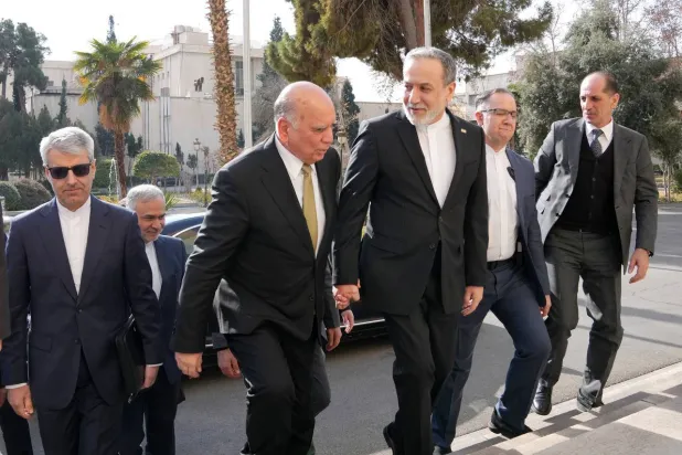 من استقبال عراقجي لنظيره العراقي فؤاد حسين على درج الوزارة في طهران (الخارجية الإيرانية)