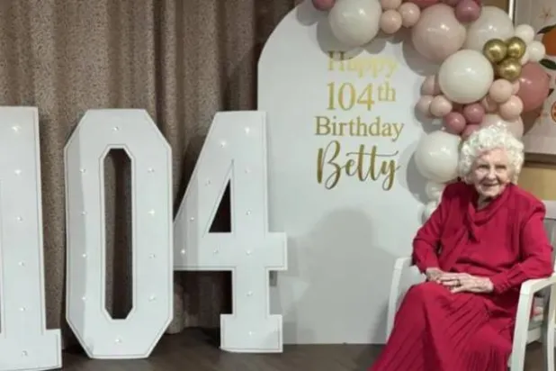 صورة نشرتها دار رعاية «كينتفورد مانور» ببريطانيا لإليزابيث ميلنر أثناء الاحتفال بعيد ميلادها