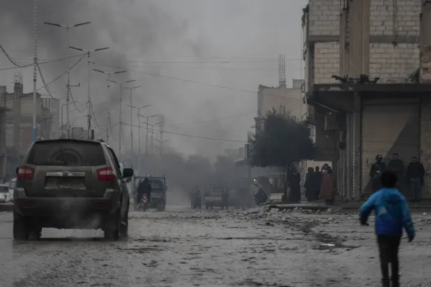 صورة عامة لمدينة الطبقة في ريف الرقة بعد سيطرة الجيش السوري عليها (د.ب.أ)