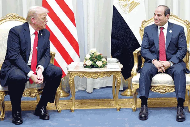 الرئيسان الأميركي دونالد ترمب والمصري عبد الفتاح السيسي خلال مؤتمر السلام حول غزة الذي عُقد في شرم الشيخ المصرية في أكتوبر الماضي (الرئاسة المصرية)