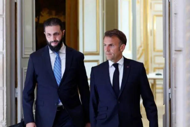 لقاء سابق بين الرئيس الفرنسي إيمانويل ماكرون ونظيره السوري أحمد الشرع في باريس (أرشيفية - رويترز)
